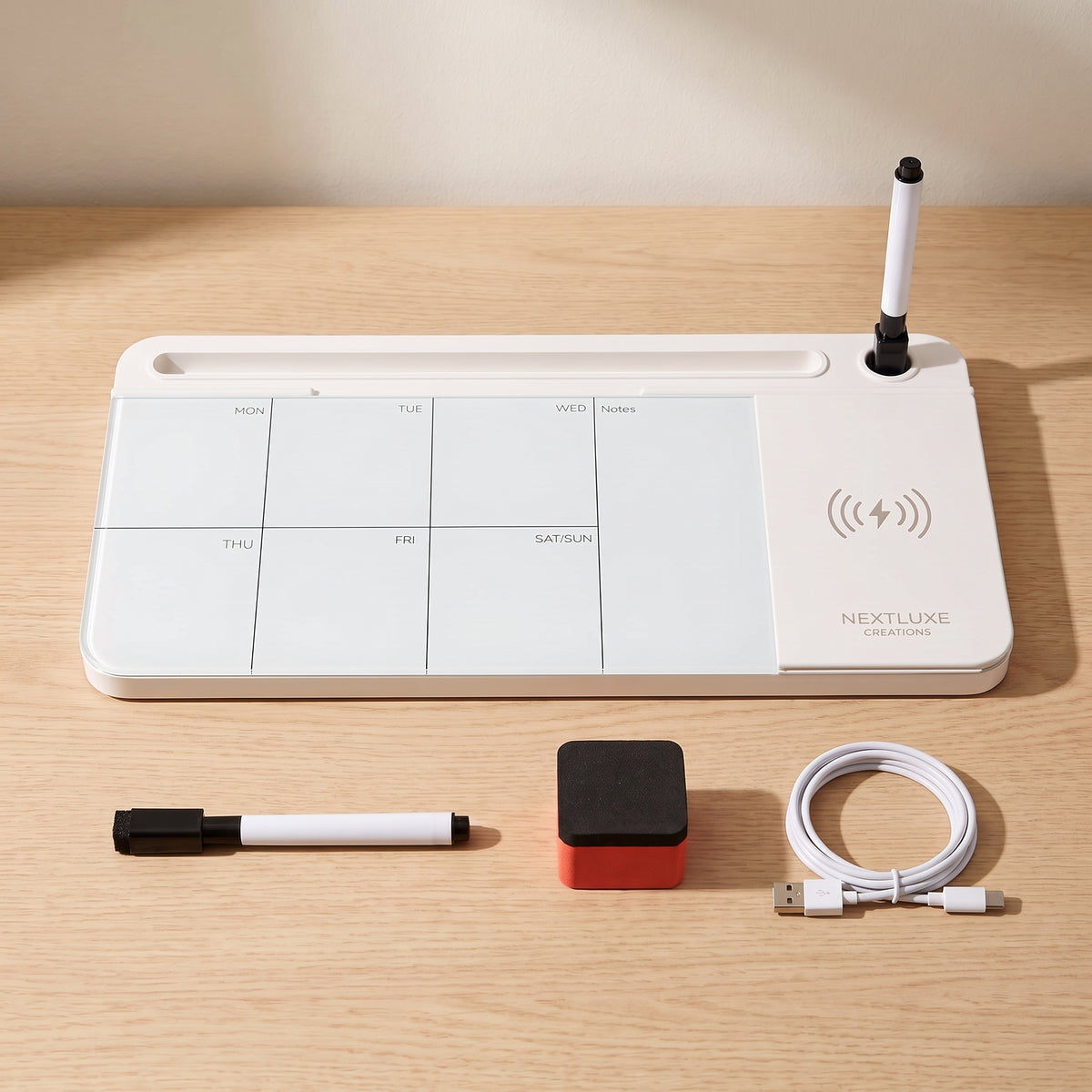What comes in the box: the whiteboard with its dry-erase marker, the two-tone eraser block and the USB-A to USB-C cable